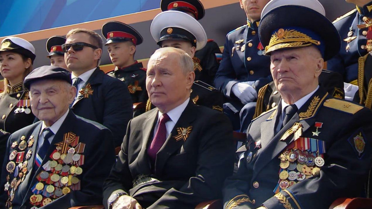 Vlagyimir Putyin és két titkosszolgálati veterán a moszkvai Győzelem napi parádén. Forrás:Twitter/NEXTA