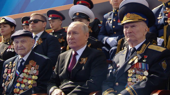 Vlagyimir Putyin furcsa társaságban nézte végig a május 9-i katonai parádét