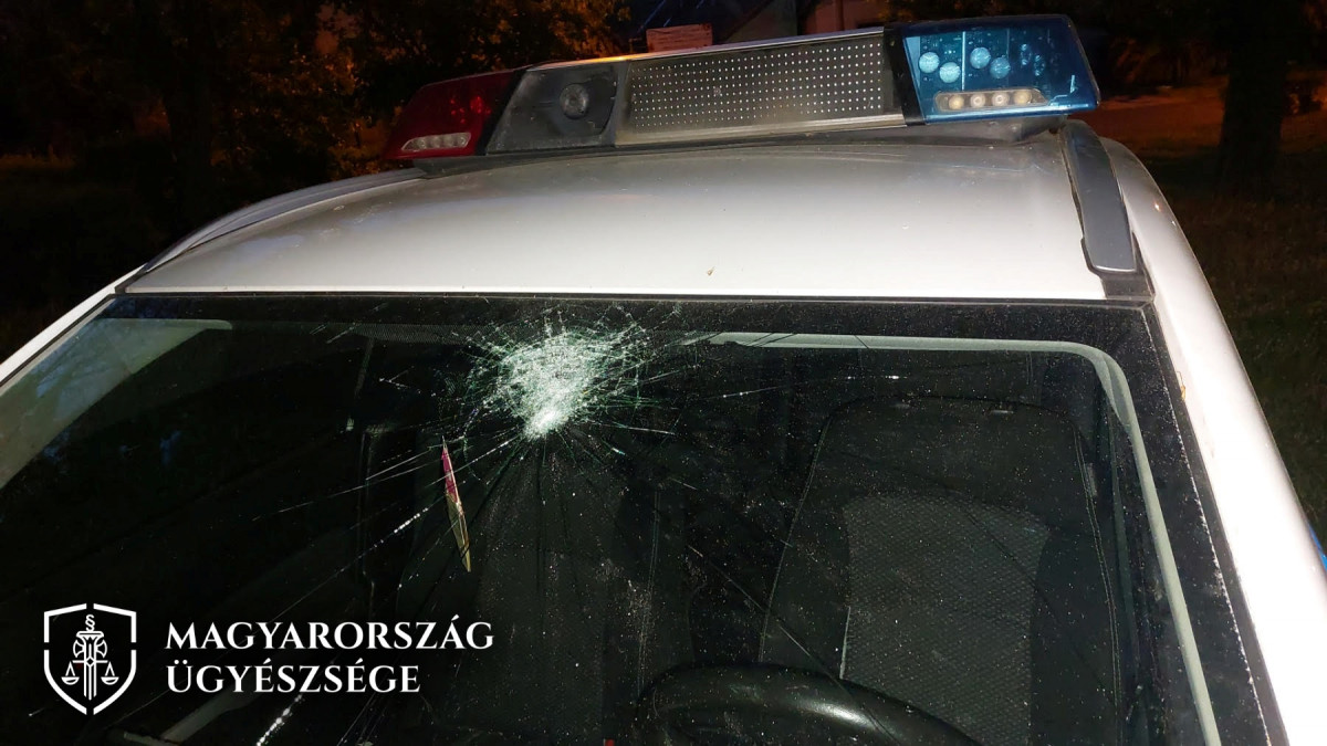 Kövekkel támadt a rendőrökre. Forrás:Magyarország Ügyészsége