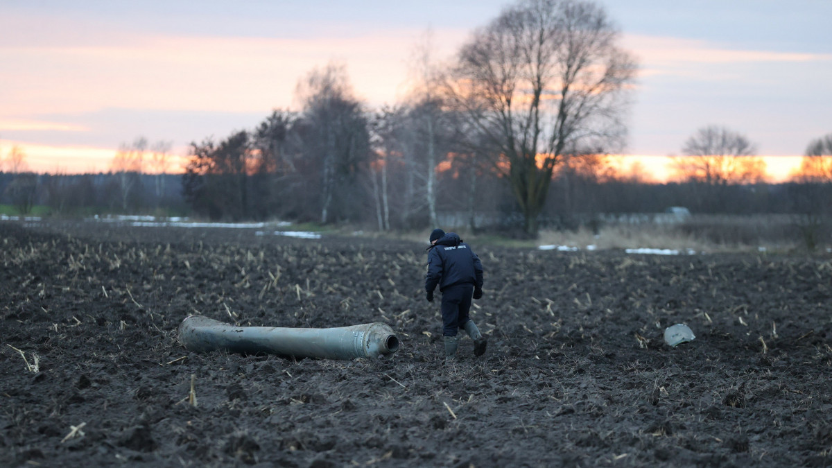 A BelTa fehérorosz állami hírügynökség által 2022. december 30-án közreadott kép egy SZ-300-as ukrán rakéta maradványáról egy szántóföldön a fehéroroszországi Harbaha település közelében december 29-én. A minszki védelmi minisztérium közölte, hogy a fehérorosz légvédelem lőtte le az ukrán rakétát.MTI/EPA/BELTA/Vadzim Yakubionak