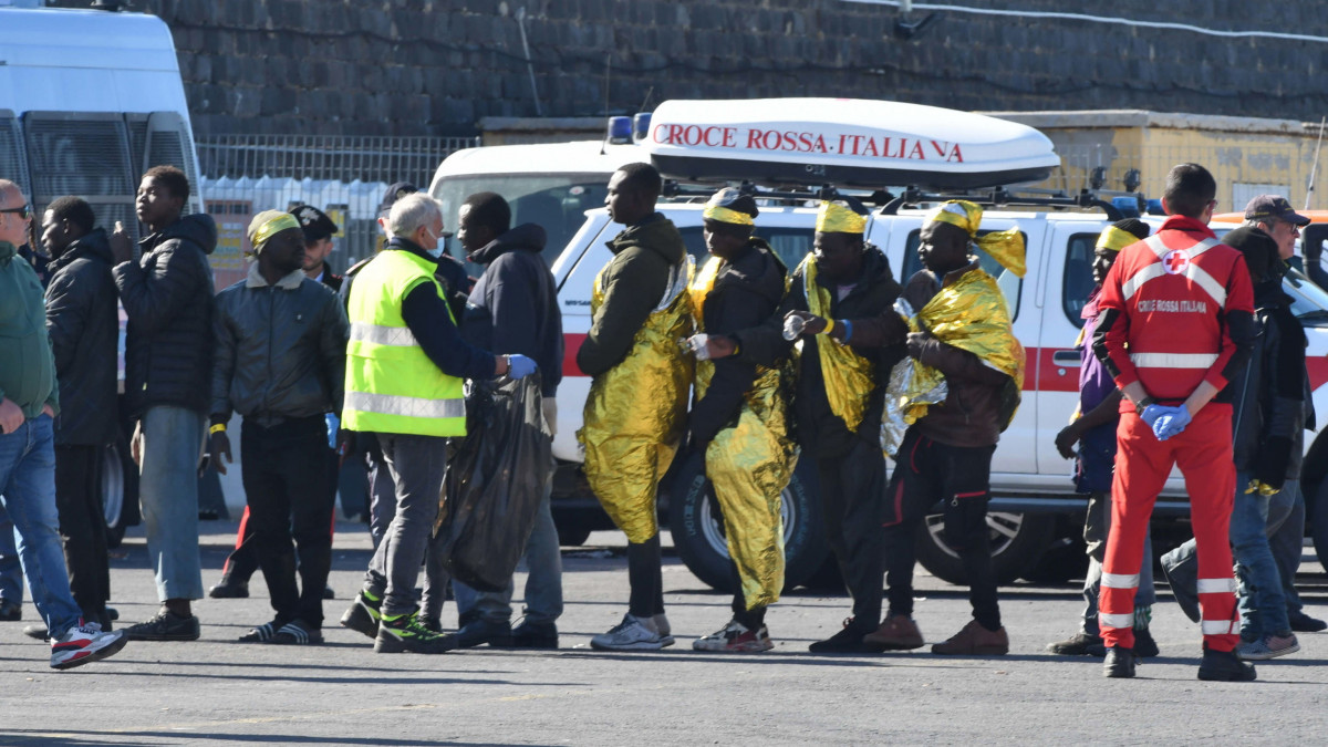 Lampedusa szigetéről átszállított illegális bevándorlók szállnak le az olasz haditengerészet Vega hajójáról a szicíliai Catania kikötőjében 2023. április 27-én. A mintegy ötszáz migránst szállító hajóról az emberek felét engedik le Cataniában, a másik felét egy közeli kikötőn kersztül a szicíliai San Giuseppe La Rena fogadóközpontjában helyezik el. Az előző napon összesen 1078 migráns érkezett a már elelve túlzsúfolt lampedusai regisztrációs központba.MTI/EPA/ANSA/Orietta Scardino