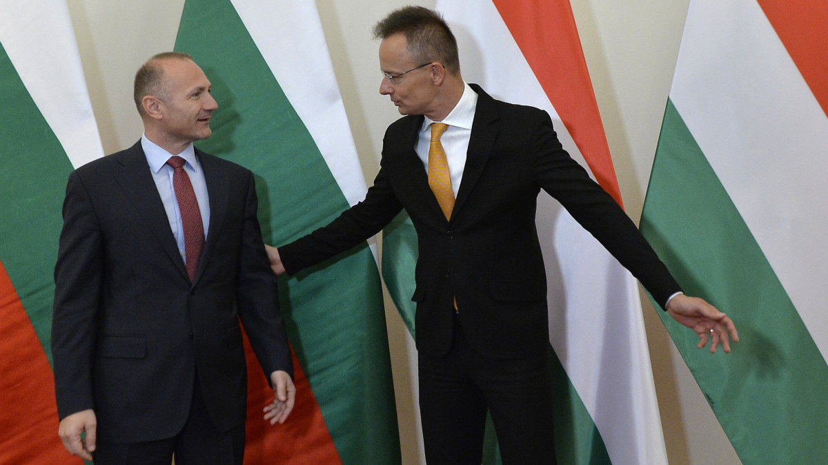 Szijjártó Péter külgazdasági és külügyminiszter (j) hivatalában fogadja Roszen Hrisztov bolgár energiaügyi minisztert 2023. május 11-én.