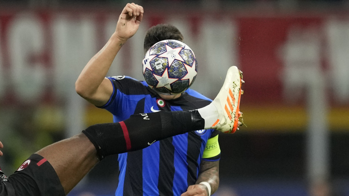 Lautaro Martínez, az Internazionale (j) és Fikayo Tomori, az AC Milan játékosa a labdarúgó Bajnokok Ligája elődöntőjében játszott első, AC Milan-Internazionale mérkőzésen a milánói San Siro Stadionban 2023. május 10-én.