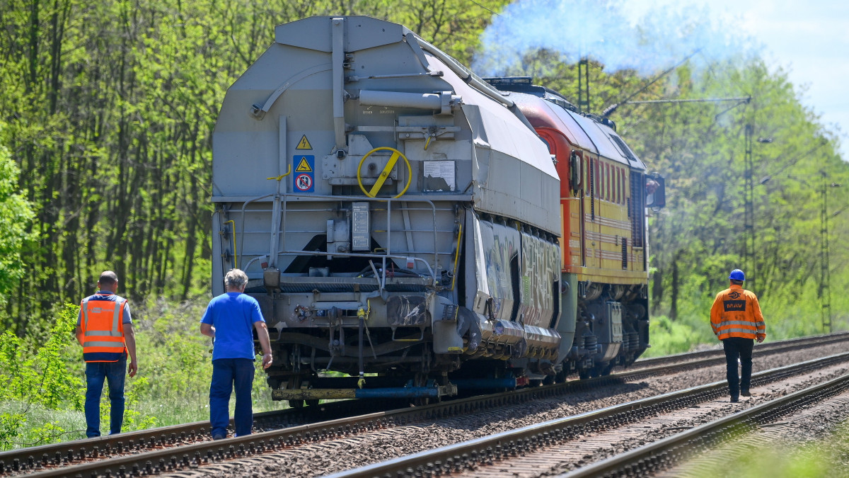 Az utolsó megrongálódott vagont vontatják el a május 7-én a Hajdúhadház és Újfehértó közötti Téglásnál történt tehervonat-baleset helyszínéről 2023. május 11-én. Várhatóan a jövő héten indulhat újra a vonatforgalom az egyik vágányon és utána kezdődhet meg a súlyosabb károkat szenvedett másik vágány helyreállítása.