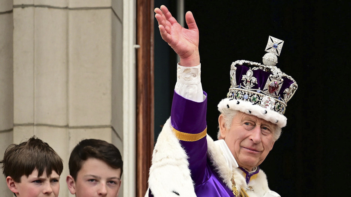 III. Károly brit király integet a londoni Buckingham-palota erkélyéről a koronázási ünnepsége után, 2023. május 6-án.
