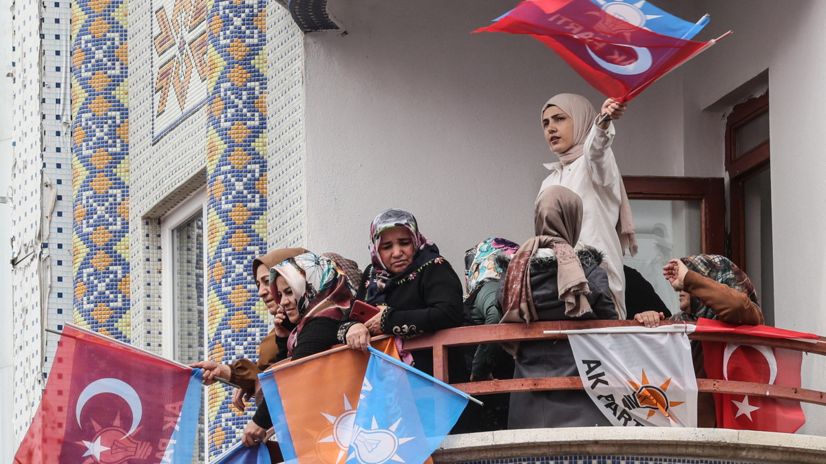 Recep Tayyip Erdogan török elnöknek, az iszlamista-konzervatív Igazság és Fejlődés Pártja (AKP) jelöltjének támogatói egy választási kampányrendezvényen Pursaklarban 2023. május 11-én, három nappal a török elnökválasztás első fordulója előtt. Törökországban május 14-én parlamenti választásokat is tartanak.