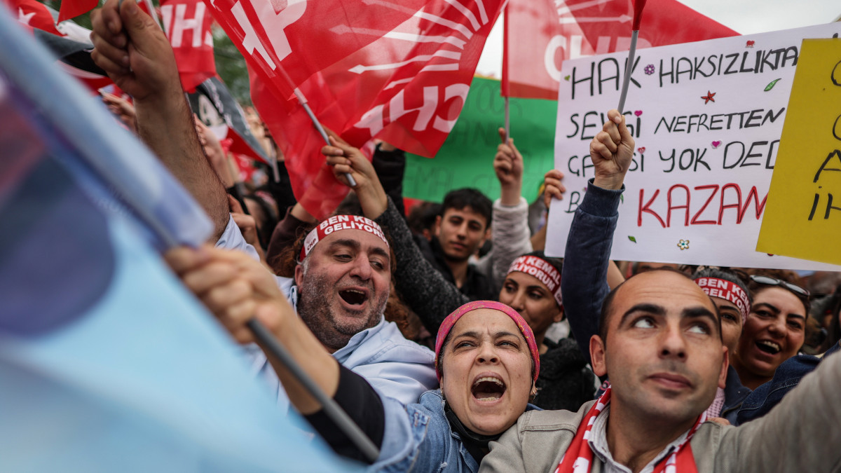 Kemal Kilicdaroglu, a legnagyobb ellenzéki tömörülés, a kemalista Köztársasági Néppárt (CHP) elnökjelöltjének a támogatói egy választási kampányrendezvényen Bursában 2023. május 11-én, három nappal az elnökválasztás első fordulója előtt. Kilicdaroglu a hivatalban levő elnök, Recep Tayyip Erdogan legfőbb kihívója. Törökországban május 14-én parlamenti választásokat is tartanak.