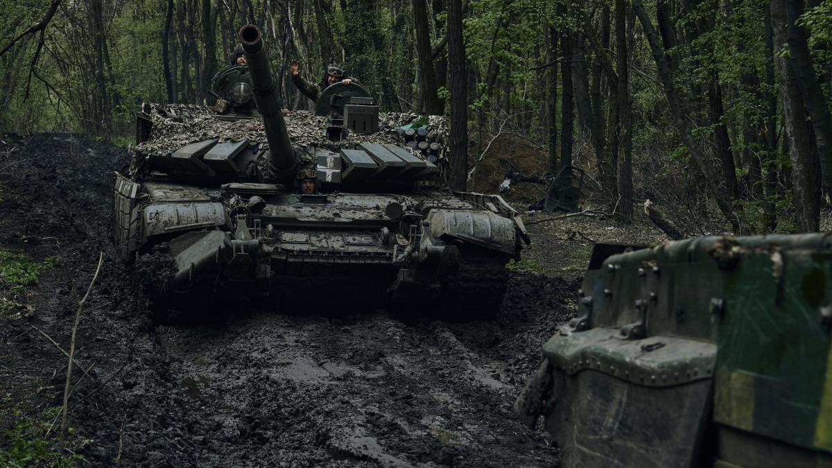 Ukrán katonák egy páncélozott harcjárműben a donyecki régióban fekvő, ostromgyűrűben lévő Bahmutban 2023. április 23-án. Bahmutot az ukrán védelmi erők tartják ellenőrzésük alatt, birtoklásáért több mint hat hónapja heves harcok folynak.