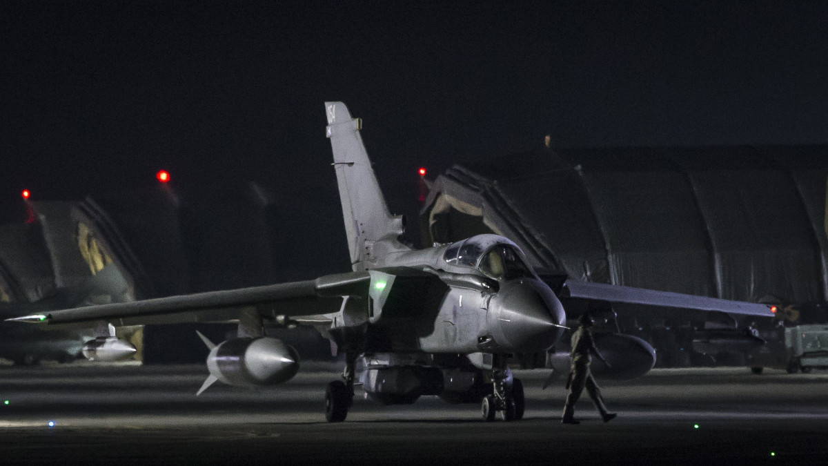 A brit védelmi minisztérium által közreadott felvételen a brit légierő egyik Tornado GR4 típusú repülőgépe a ciprusi Akrotiriben működő brit légitámaszponton 2018. április 14-én, miután Storm Shadow rakétákat lőtt ki egy volt rakétatámaszpontra a szíriai Homsz városa közelében. Az Egyesült Királyság az Egyesült Államokkal és Franciaországgal együttműködve célzott légicsapásokat hajtott végre szíriai feltételezett vegyifegyver-raktárak ellen, válaszul az április 7-én a kelet-gútai Dúma városában elkövetett vegyifegyver-támadásra.