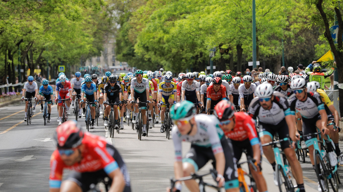 A mezőny a 42. Tour de Hongrie országúti kerékpáros körverseny ötödik, utolsó szakaszán Budapesten, a Városligetben 2021. május 16-án.