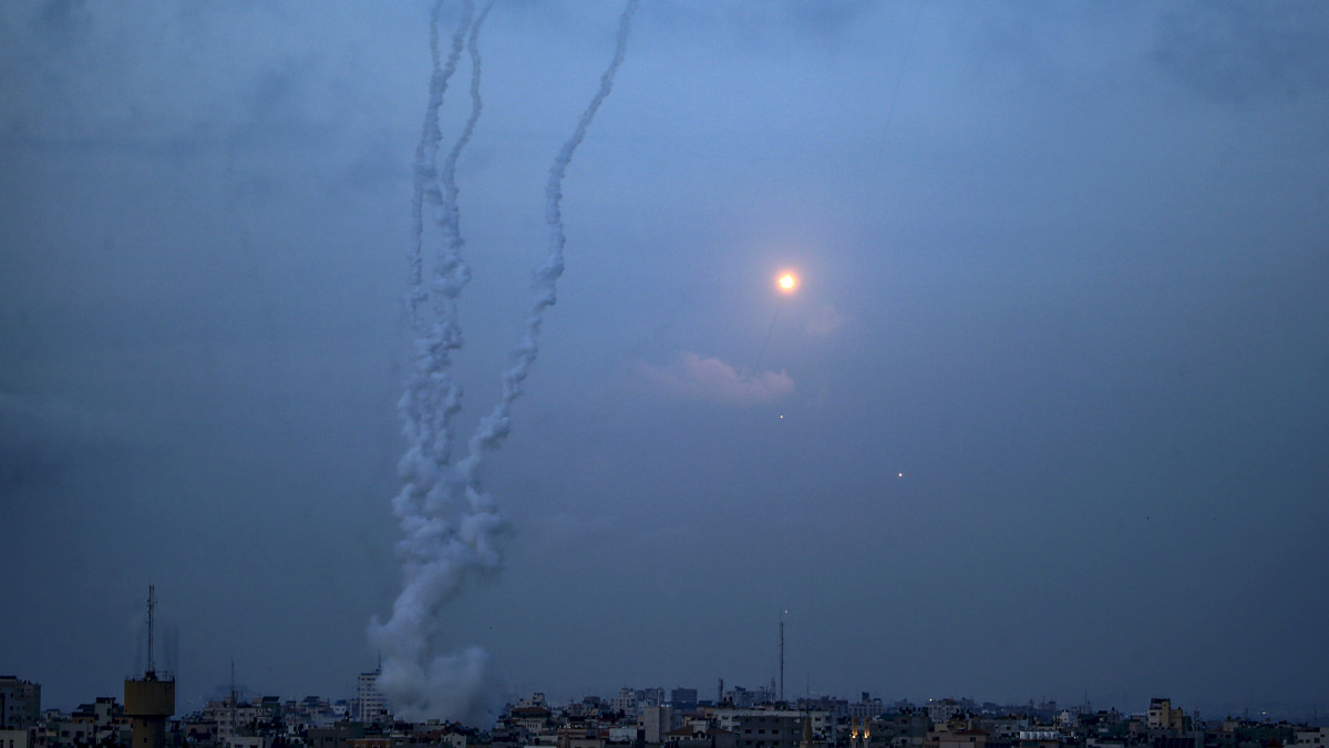 Az Iszlám Dzsihád palesztin szervezet al-Kudsz Brigádok nevű katonai szárnya rakétákat indít Izrael irányába Gáza városából 2023. május 10-én.