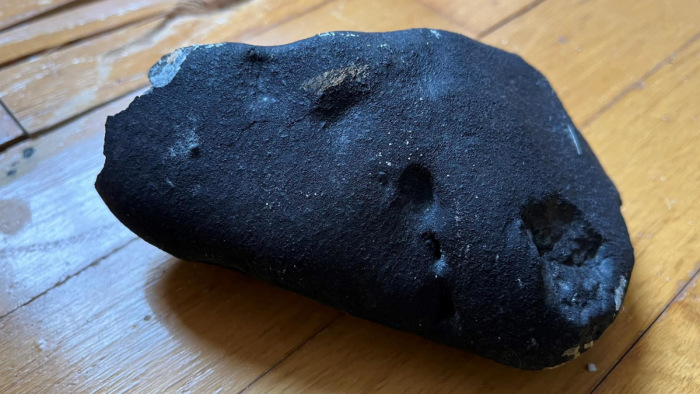 Ritka meteorit csapódott egy ház tetejébe, a hálószobában pattogott - fotók