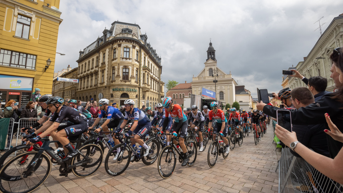 A 44. Tour de Hongrie országúti kerékpáros körverseny mezőnye a harmadik, 180 kilométeres Kaposvár - Pécs szakaszon a pécsi Széchenyi téren 2023. május 12-én.