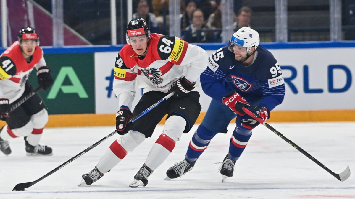 Az osztrák David Reinbacher (b) és a francia Kevin Bozon a jégkorong-világbajnokság első fordulójában játszott Franciaország - Ausztria mérkőzésen a finnországi Tamperében 2023. május 13-án.