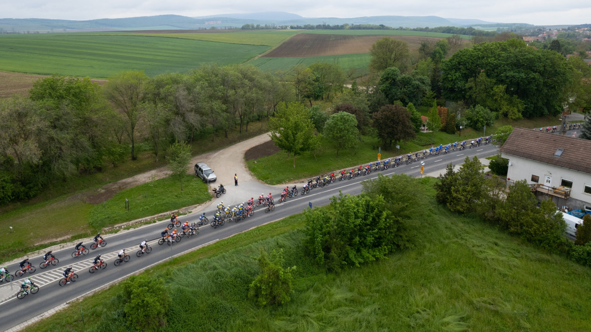 A 44. Tour de Hongrie országúti kerékpáros körverseny mezőnye a negyedik, 206 kilométeres Martonvásár - Dobogókő szakaszon Bajnánál 2023. május 13-án.