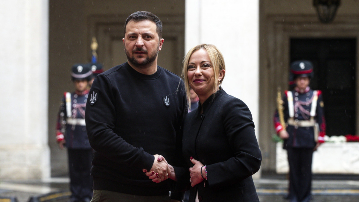 Giorgia Meloni olasz miniszterelnök (j) fogadja Volodimir Zelenszkij ukrán államfőt az olasz miniszterelnöki hivatalban, a római Chigi palotában 2023. május 13-án.