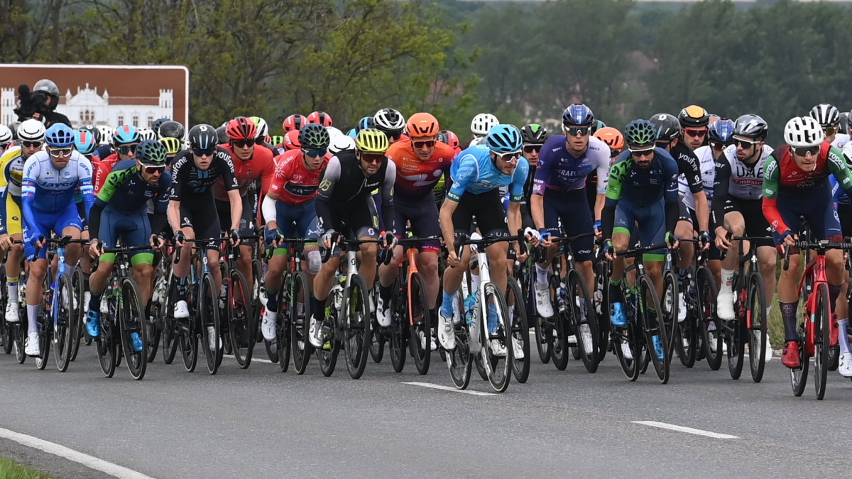 A 44. Tour de Hongrie országúti kerékpáros körverseny mezőnye a negyedik, 206 kilométeres Martonvásár - Dobogókő szakaszon Martonvásárnál 2023. május 13-án.