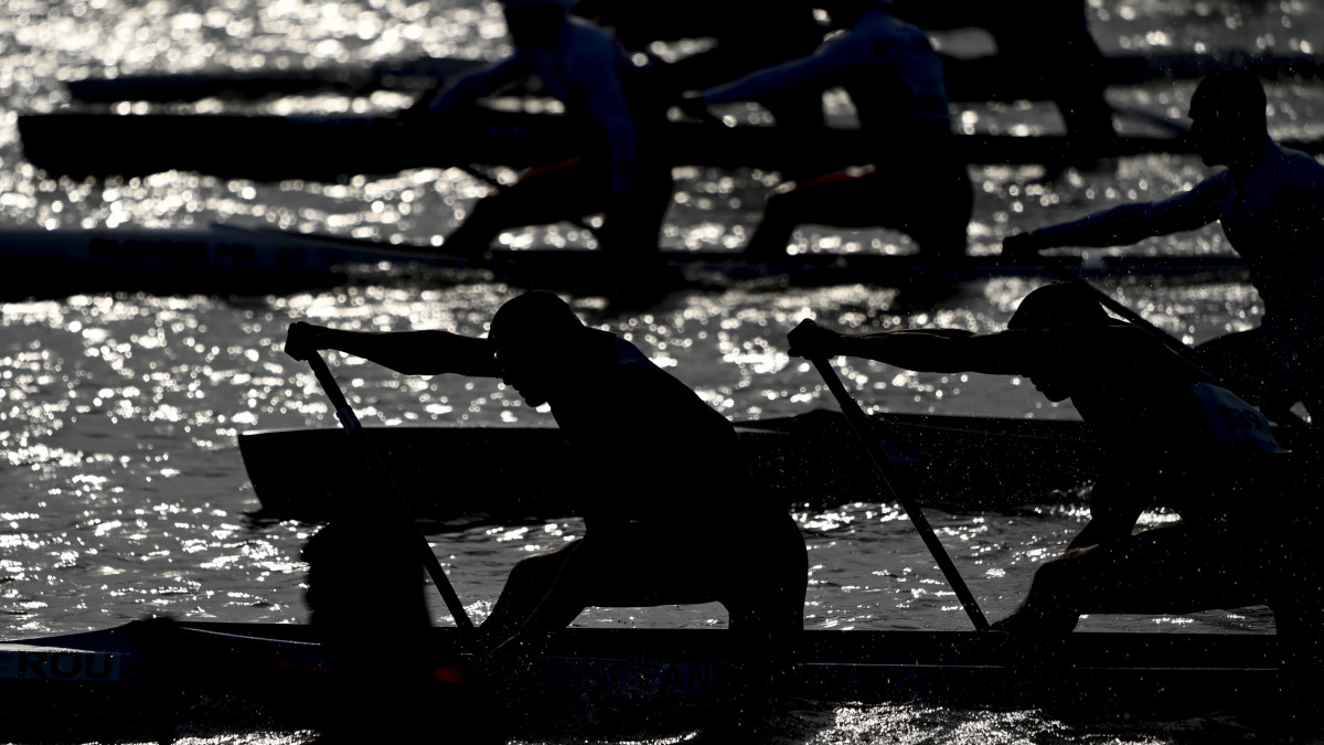 Versenyzők a férfi kenu kettesek középfutamában a kajak-kenu világkupán a Szegedi Nemzeti Kajak-Kenu és Evezős Olimpiai Központban 2023. május 13-án.