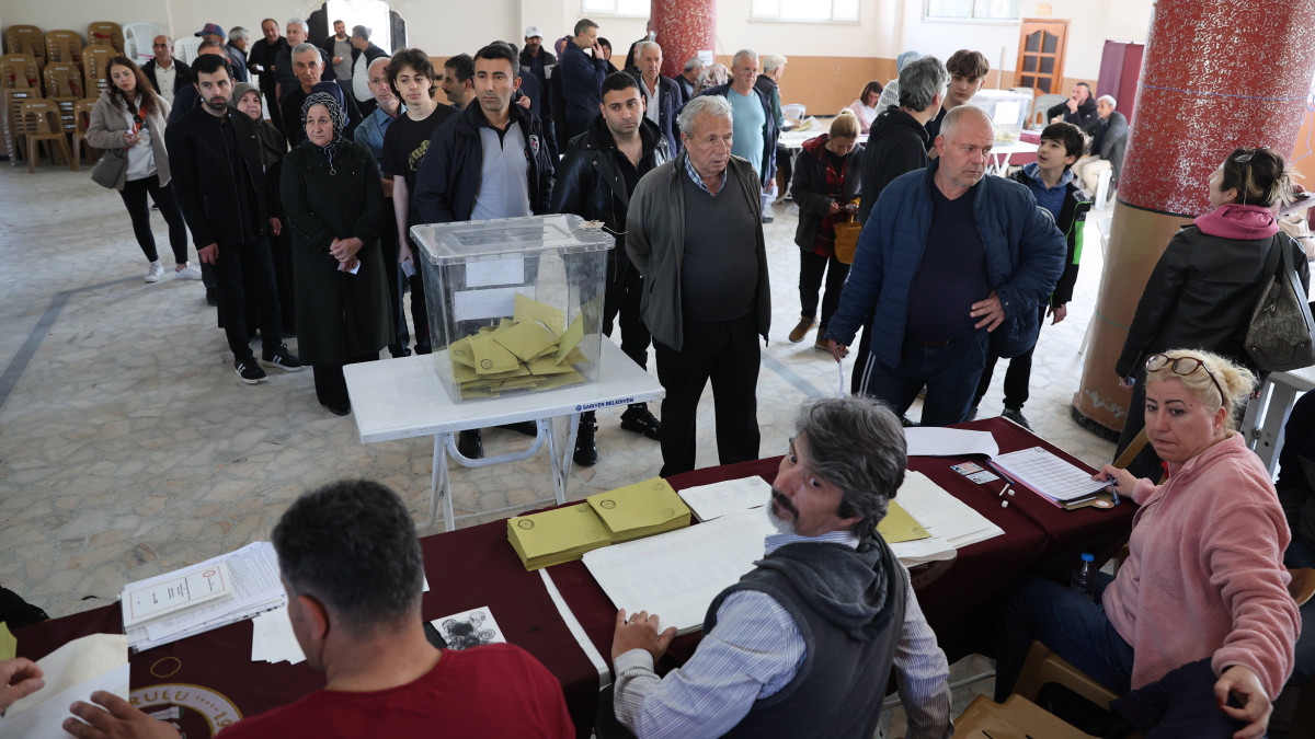 Voksolók egy isztambuli szavazóhelyiségben 2023. május 14-én, a török elnökválasztás első fordulójának napján. Törökországban május 14-én parlamenti választásokat is tartanak.