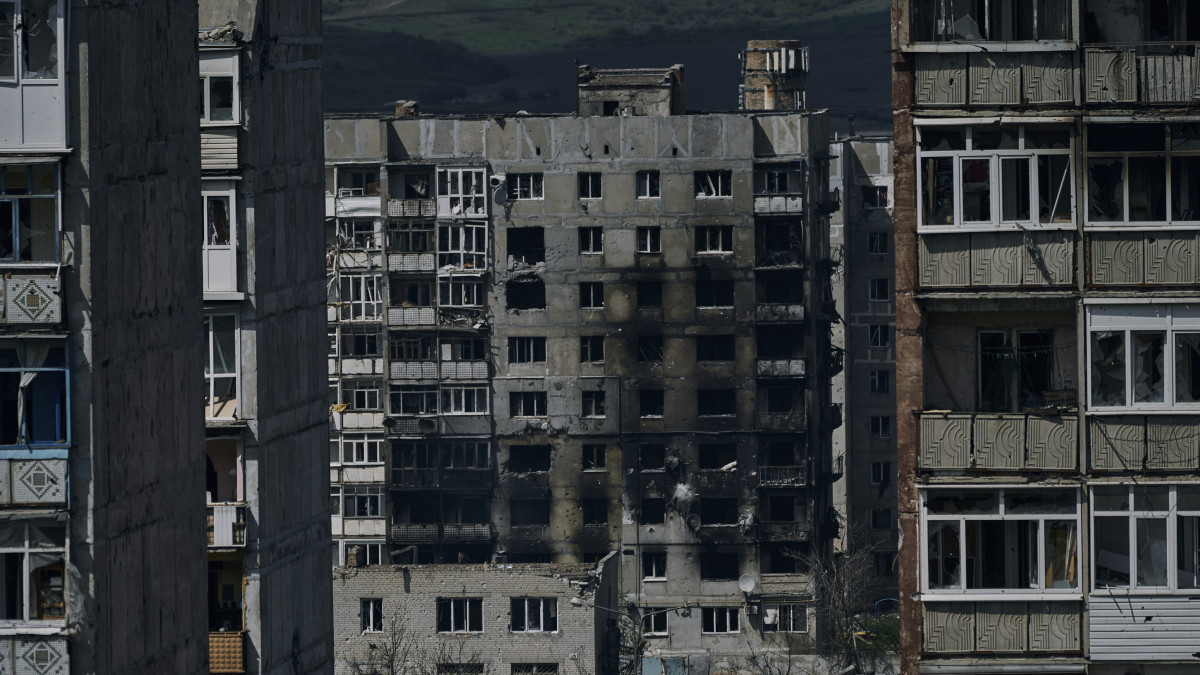 Kiégett házak az orosz erők által ostromlott kelet-ukrajnai Bahmutban 2023. április 26-án.