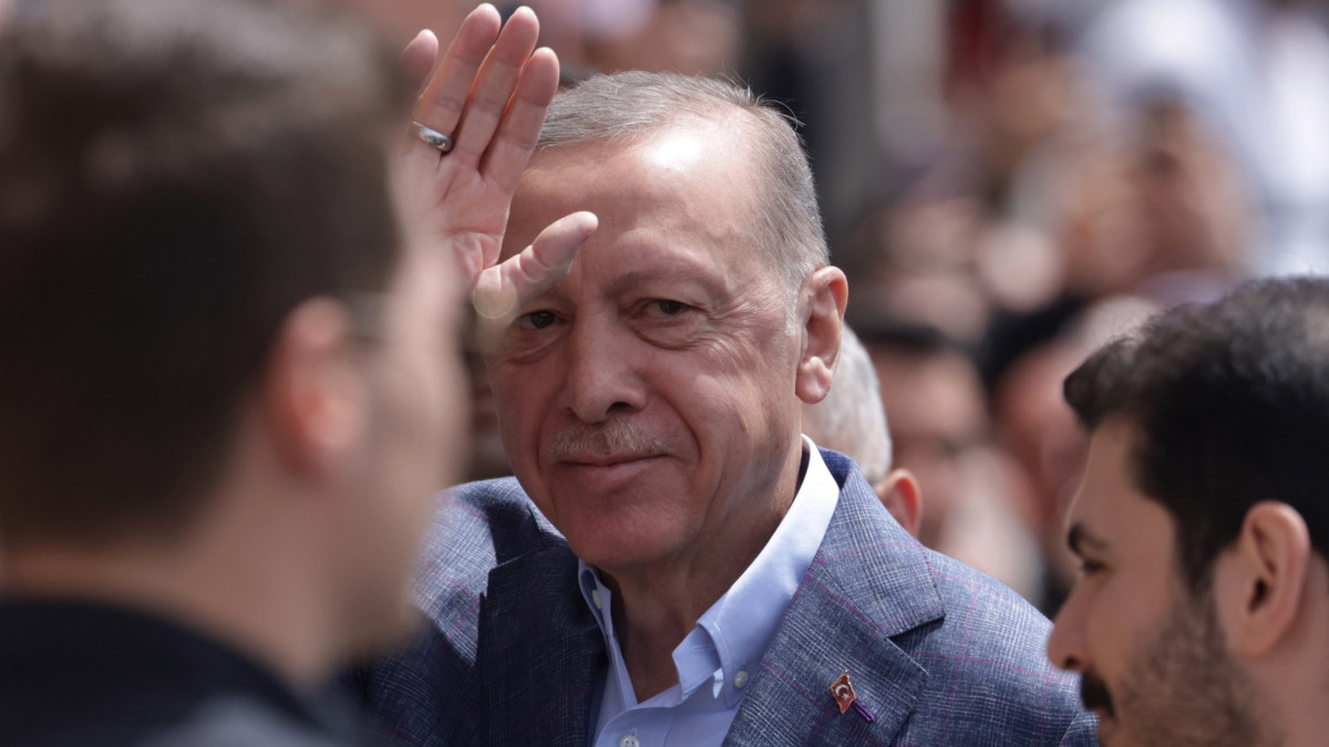Recep Tayyip Erdogan török elnök, az iszlamista-konzervatív Igazság és Fejlődés Pártja (AKP) jelöltje voksolni érkezik Isztambulban 2023. május 14-én, a török elnökválasztás első fordulójának napján. Törökországban május 14-én parlamenti választásokat is tartanak.