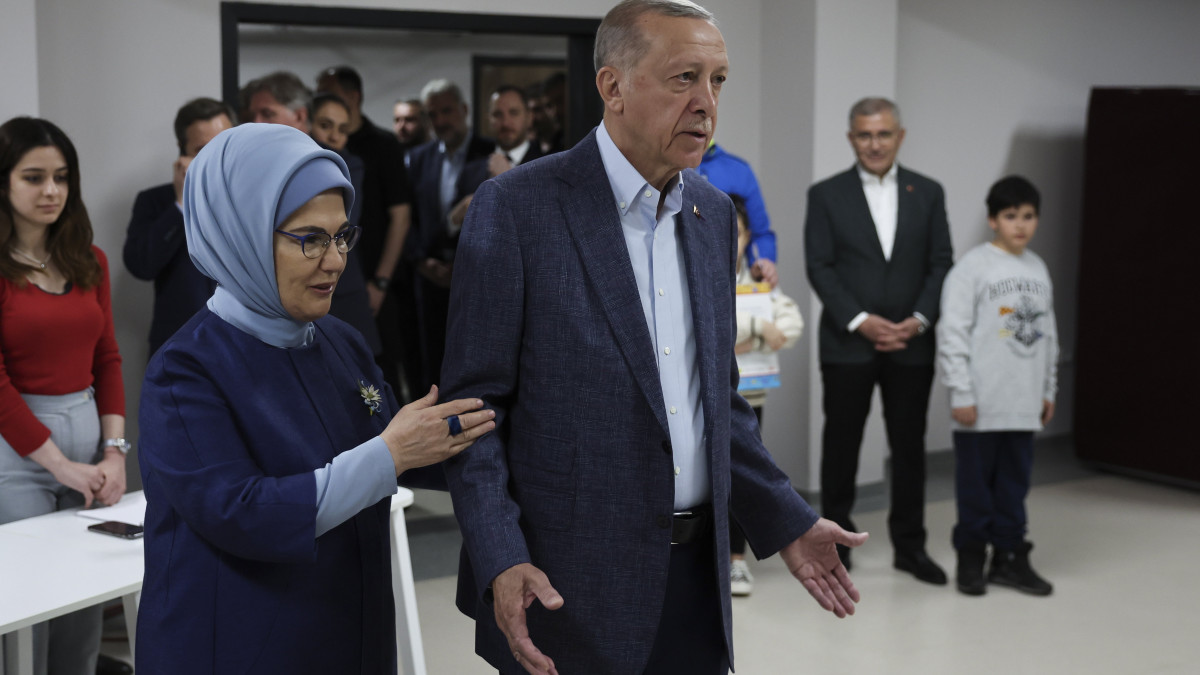 Recep Tayyip Erdogan török elnök, az iszlamista-konzervatív Igazság és Fejlődés Pártja (AKP) jelöltje és felesége, Ermine Erdogan voksol egy isztambuli szavazóhelyiségben 2023. május 14-én, a török elnökválasztás első fordulójának napján. Törökországban május 14-én parlamenti választásokat is tartanak.