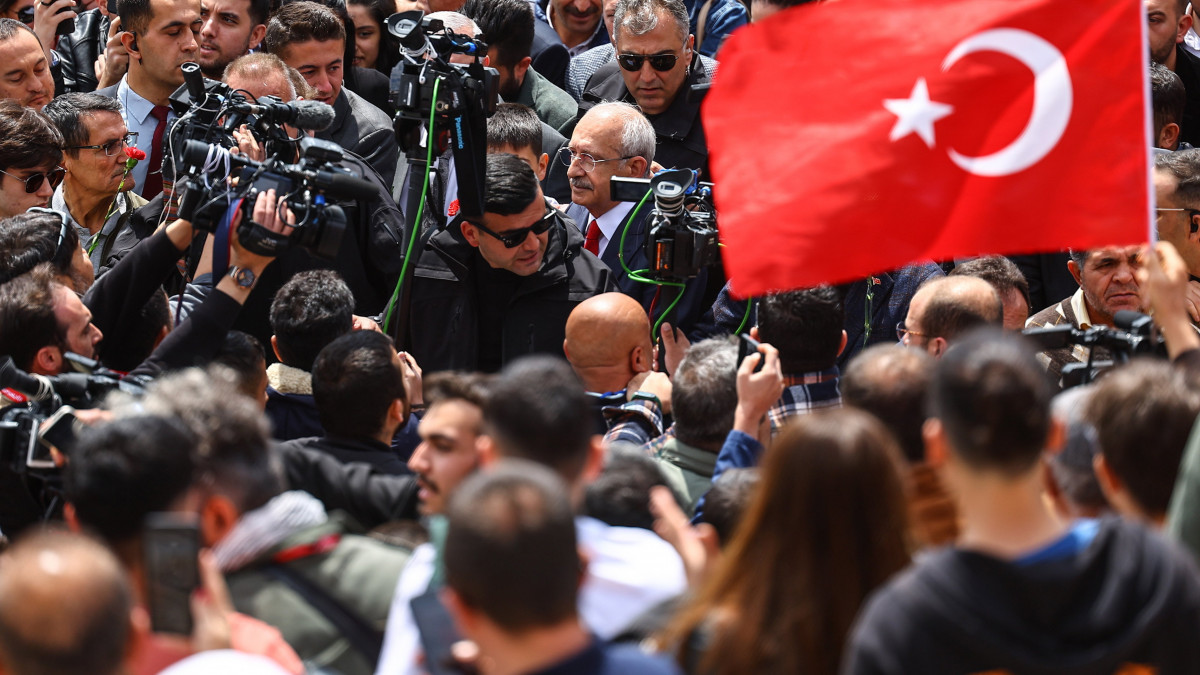 Kemal Kilicdaroglu, a legnagyobb ellenzéki tömörülés, a kemalista Köztársasági Néppárt (CHP) elnökjelöltje támogatói körében egy választási kampányrendezvényen Ankarában 2023. május 13-án, az elnökválasztás első fordulója előtti napon. Kilicdaroglu a hivatalban levő elnök, Recep Tayyip Erdogan legfőbb kihívója. Törökországban május 14-én parlamenti választásokat is tartanak.