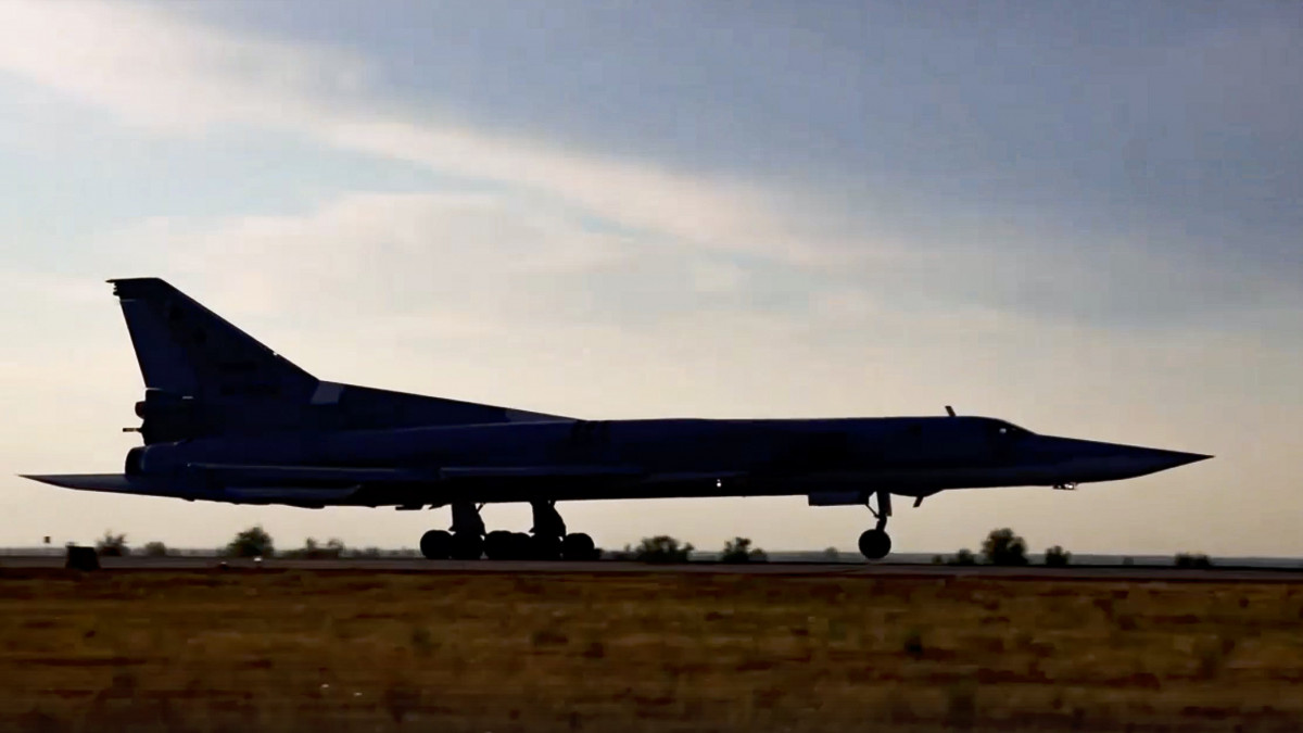 Az orosz védelmi minisztérium által 2023. április 20-án közreadott képen egy orosz Tu-160-as stratégiai bombázó repülőgép egy meg nem nevezett oroszországi településen lévő támaszponton. Az orosz hadvezetés szerint hadgyakorlatot tartanak nagy hatótávolságú bombázók részvételével.MTI/AP/Orosz védelmi minisztérium
