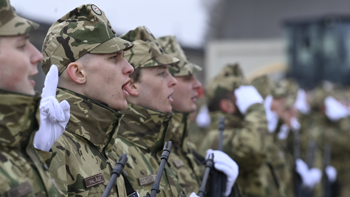 Az egységes alapkiképzést teljesítő önkéntes területvédelmi tartalékos állomány katonai eskütétele a Magyar Honvédség Anyagellátó Raktárbázisán, Budapesten 2022. december 15-én.MTI/Kovács Tamás