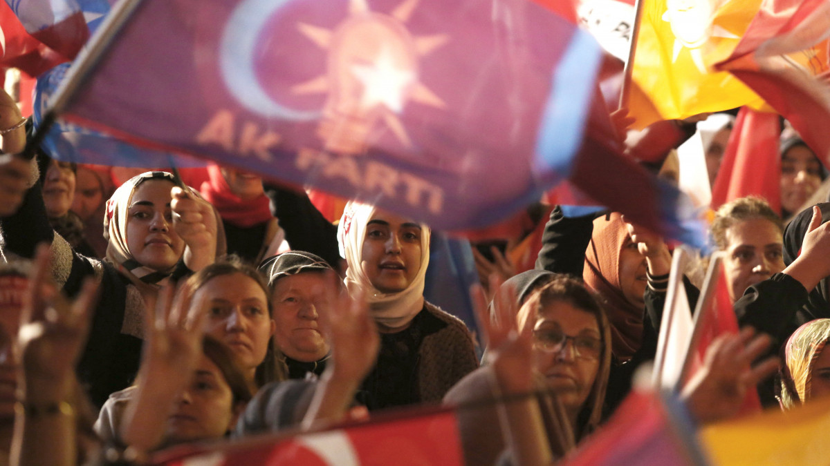 Recep Tayyip Erdogan török elnököt, a kormányoldali pártszövetségnek, a Nép Szövetségének elnökjelöltjét hallgatják támogatói pártjának, az Igazság és Fejlődés Pártjának (AKP) ankarai székháza előtt a török parlamenti és elnökválasztás éjszakáján, 2023. május 15-én.