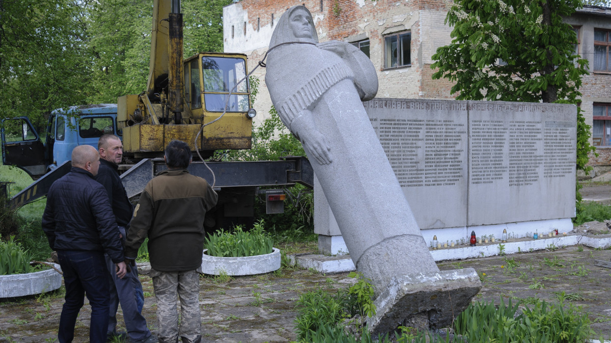 A II. világháborúban elesett szovjet katonák hősi emlékművét eltávolítják a nyugat-ukrajnai Lembergi térületen fekvő faluban, Pnikutban 2023. május 12-én, az Ukrajna elleni orosz háború alatt.