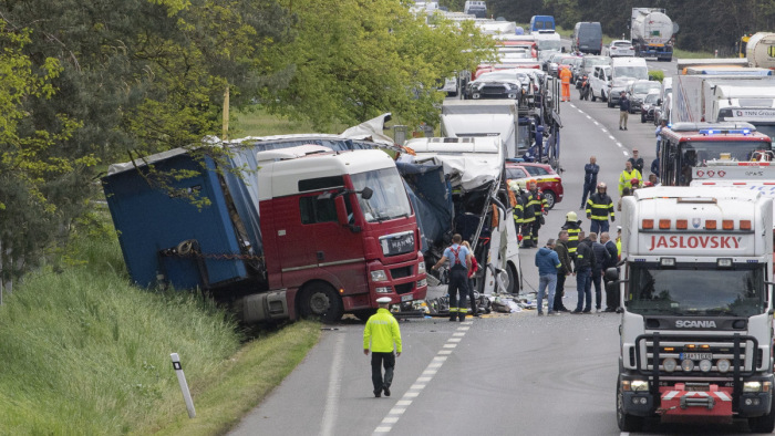 Szlovákiai buszbaleset: két sérültet mélyaltatásban tartanak
