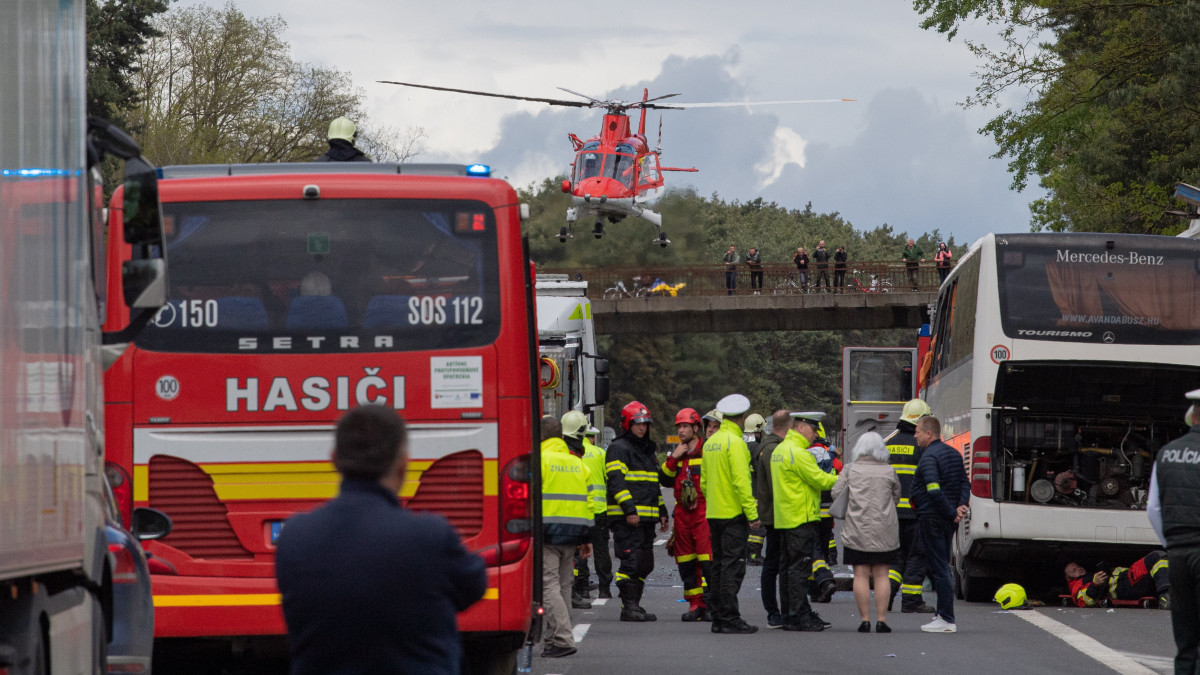 Rendőrök és mentősök a szlovákiai Jókút közelében, a D2-es autópályán történt baleset helyszínén 2023. május 15-én. A balesetben egy magyar kirándulóbusz és egy kamion karambolozott, egy ember életét vesztette, több mint ötvenen megsebesültek.