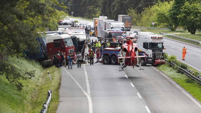 Szlovákiai buszbaleset: 18 utas már itthon van