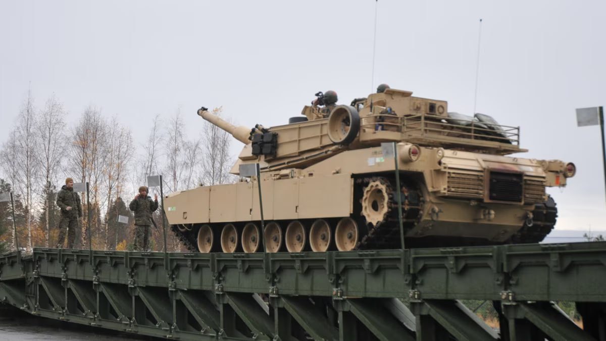 Ukrajnának szánt amerikai harckocsik ékeztek Németországba. Forrás:Twitter/Malinda