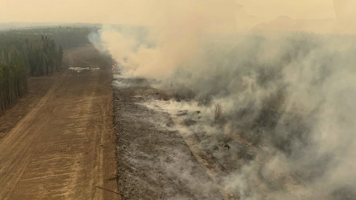 Az albertai tűzoltóság által közreadott felvételen erdőtűz pusztít a kanadai Alberta tartományban, Edson város közelében 2023. május 6-án, amikor az erdőtüzek miatt szükségállapotot rendeltek el a tartományban. A május 7-i hatósági jelentés 109 tűzfészekről számolt be, amelyek közül 33 fékezhetetlenül tombolt. Eddig hozzávetőleg 122 ezer hektár erdő égett le, mintegy húsz épület megsemmisült, 25 ezer embernek kellett elhagynia az otthonát.