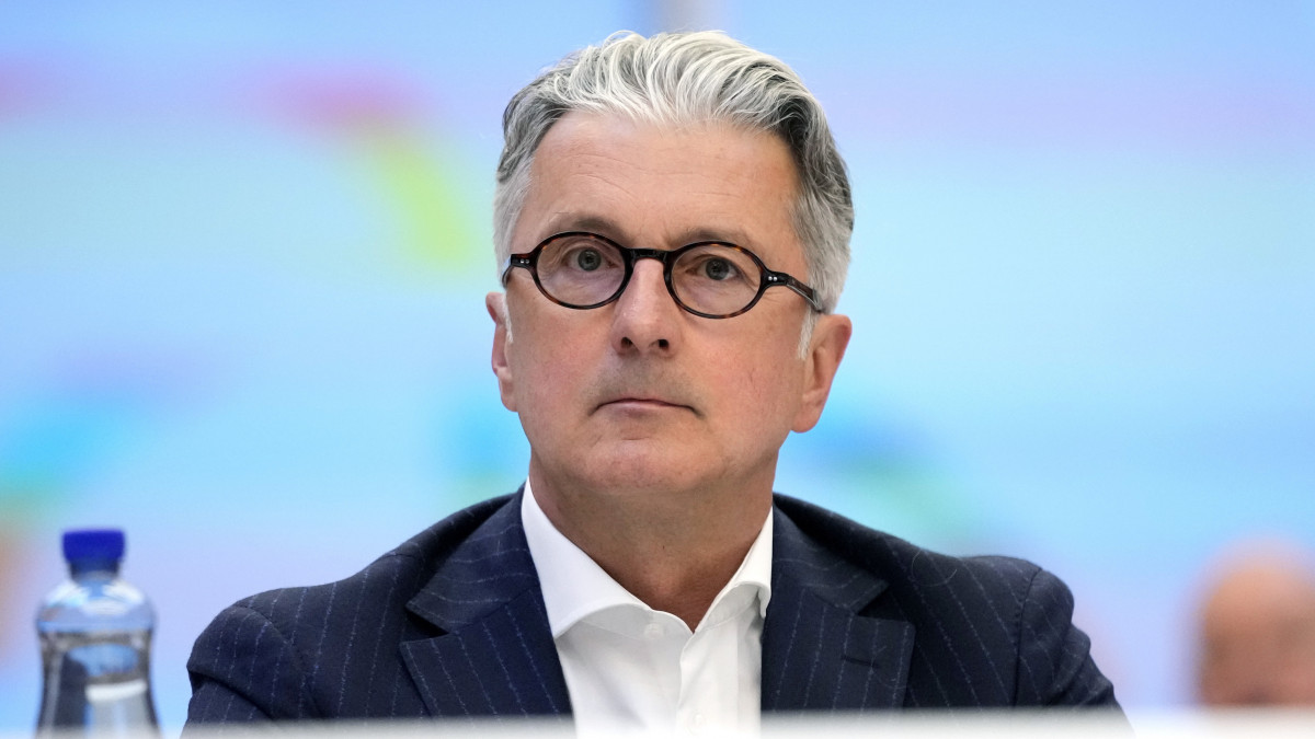 Rupert Stadler, az Audi német autógyártó csalással vádolt volt igazgatótanácsi elnöke a müncheni tartományi bíróság tárgyalótermében 2023. május 16-án. Stadler ellen azért indítottak büntetőpert, mert azután sem állíttatta le az érintett gyártmányok értékesítését, hogy 2015 szeptemberében tudomást szerzett az Audi anyacége, a Volkswagen dízelmotorjainál alkalmazott manipulációról. Védője szerint kész vádalkut kötni és beismerő vallomást tenni a Volkswagen dízelbotrányában játszott szerepéről.