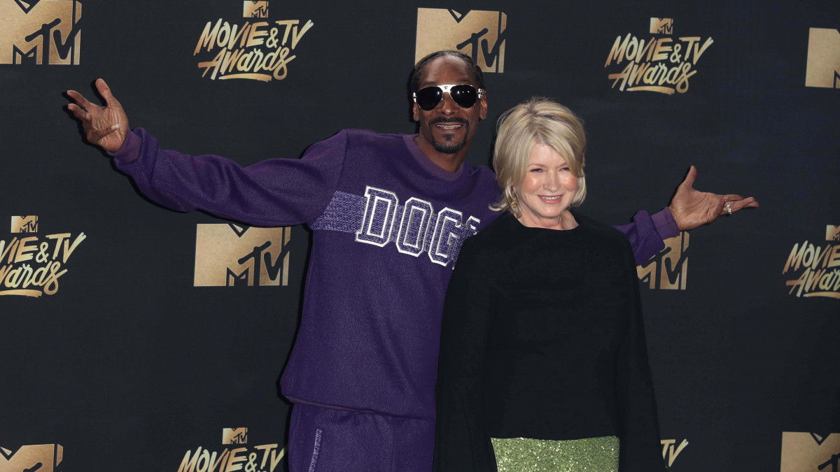Los Angeles, 2017. május 8.Snoop Dogg amerikai rapzenész (b) és Martha Stewart amerikai televíziós személyiség a sajtószobában tartott fotózáson az MTV zenei tévécsatorna filmdíjainak átadási ünnepségén Los Angelesben 2017. május 7-én. (MTI/EPA/Mike Nelson)