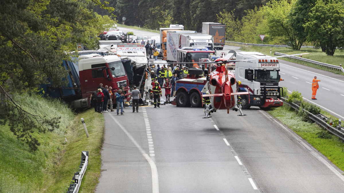 Rendőrök és mentősök a szlovákiai Jókút közelében, a D2-es autópályán történt baleset helyszínén 2023. május 15-én. A balesetben egy magyar kirándulóbusz és egy kamion karambolozott, egy ember életét vesztette, több mint ötvenen megsebesültek.