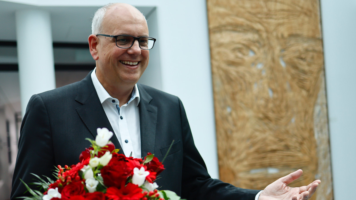Andreas Bovenschulte, a Német Szociáldemokrata Párt, az SPD listavezetője a párt elnökségi ülésére érkezik Berlinben 2023. május 15-én, miután az előző nap az SPD győzött a brémai tartományi választásokon.