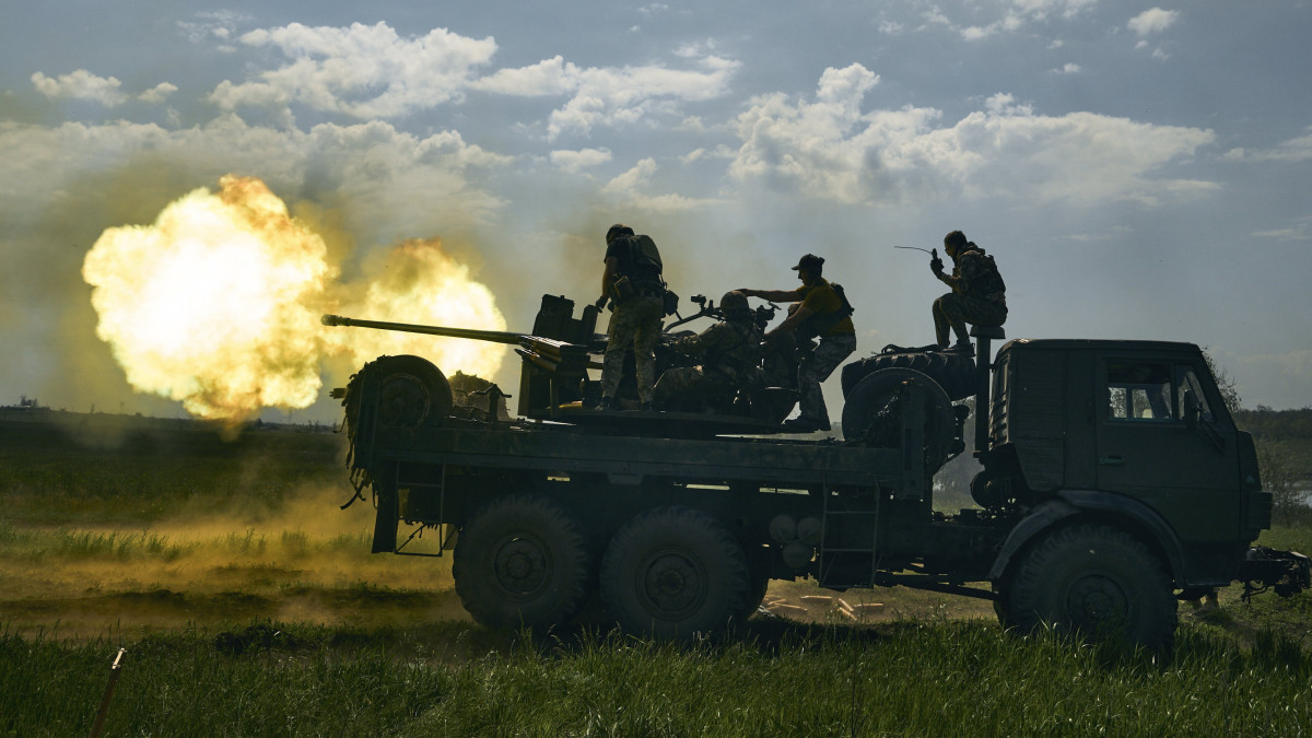 Ukrán katonák önjáró tüzérségi járművel lőnek az orosz erők által ostromlott kelet-ukrajnai Bahmutban 2023. május 15-én.