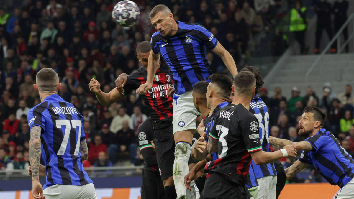 Edin Dzeko, az Internazionale játékosa (k) fejeli a labdát a labdarúgó Bajnokok Ligája elődöntőjében játszott első, AC Milan-Internazionale mérkőzésen a milánói San Siro Stadionban 2023. május 10-én. A találkozót az Internazionale nyerte 2-0-ra.