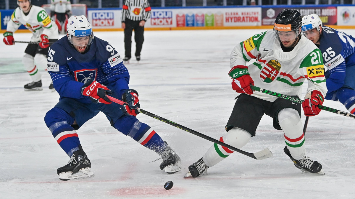 A francia Kevin Bozon (b) és Papp Kristóf (j) a jégkorong-világbajnokság harmadik fordulójában játszott Franciaország-Magyarország mérkőzésen a finnországi Tamperében 2023. május 16-án.