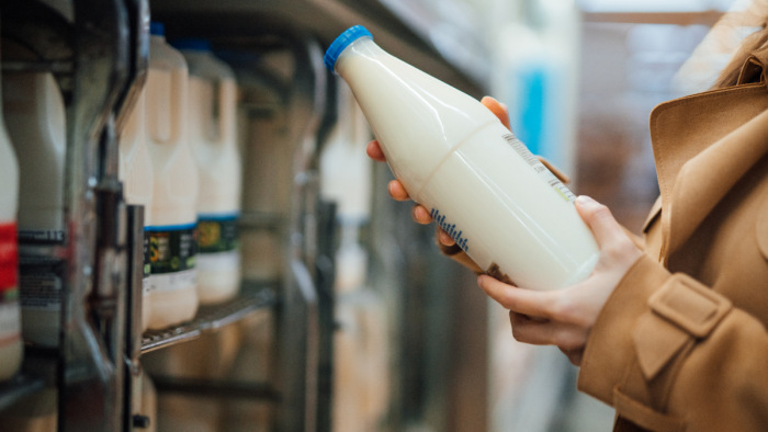 Zuhan a tej ára, de a vásárlók ezt kevésbé érzik