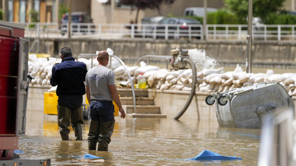 A polgárőrség tagjai szivattyúzzák vissza a heves esőzések okozta árvizet a Zrmanja folyóba Obrovacban 2023. május 16-án.