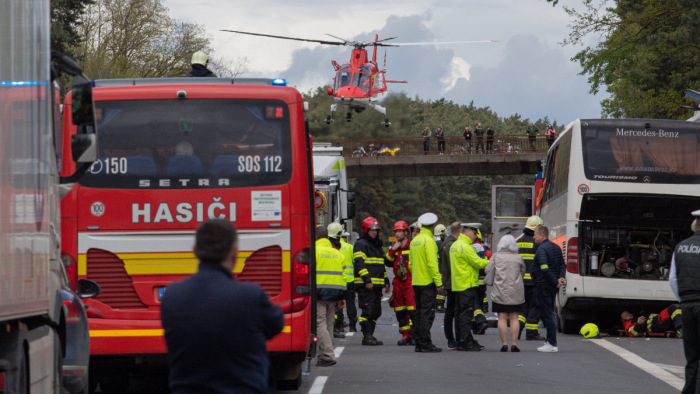 Buszbaleset: újabb sérültek érkeztek Miskolcra, számos műtétre van szükség