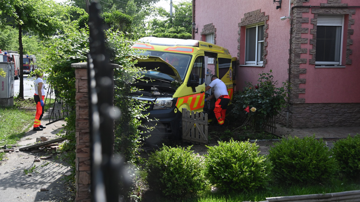 Egy ház kertjébe sodródott, összetört mentőautó az Újhegyi út és Mádi utca kereszteződésénél 2023. május 17-én. Személygépkocsi ütközött a mentőautóval, a balesetben senki nem sérült meg.