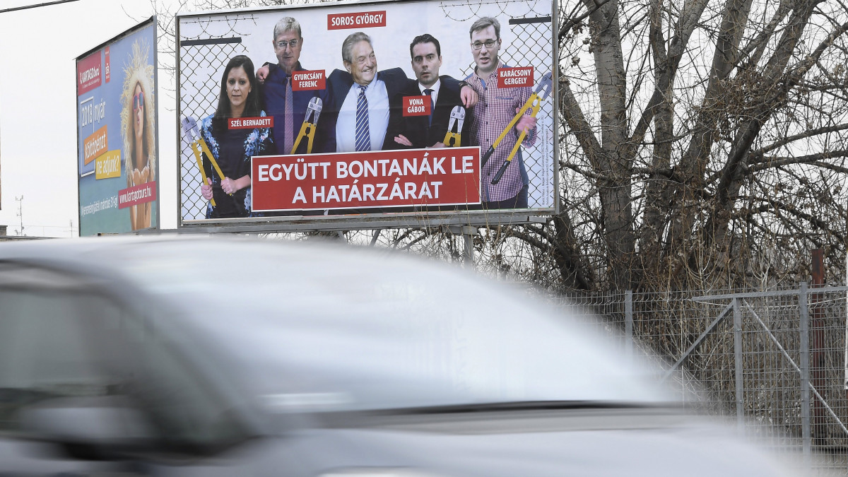 Az Együtt bontanák le a határzárat feliratú plakát, amelyen Soros György és a kerítésbontó ellenzék látható Budapesten, a XIX. kerületi Üllői úton 2018. február 2-án. A Fidesz plakátját a fővárosban és vidéken is elhelyezik.