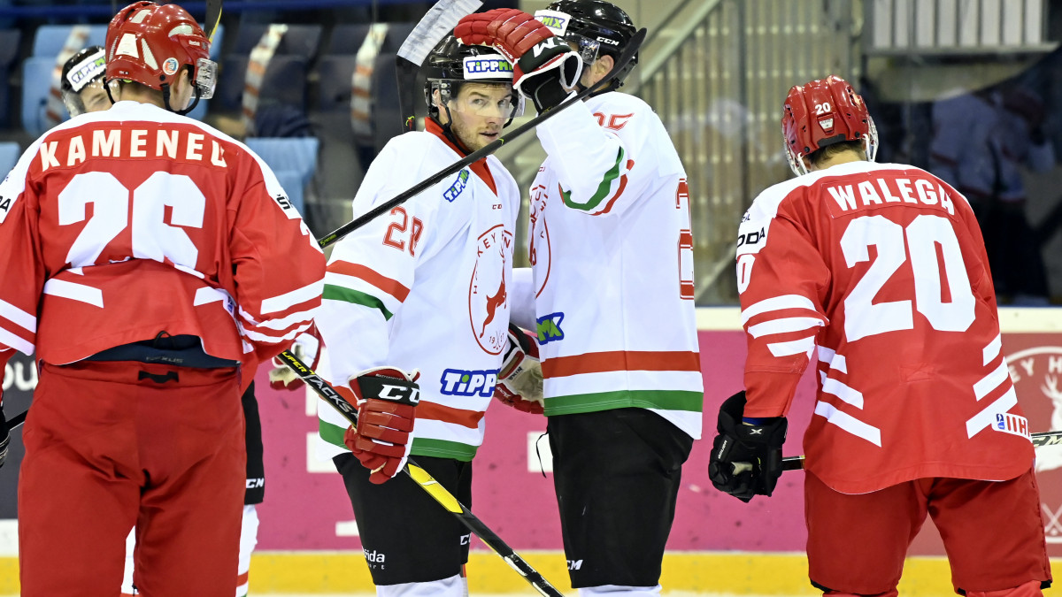 Bartalis István (b) és Magosi Bálint örül a gólnak a Tippmix Nemzetek Tornáján játszott Magyarország - Lengyelország jégkorongmérkőzésen a fővárosi Tüskecsarnokban 2020. november 5-én.