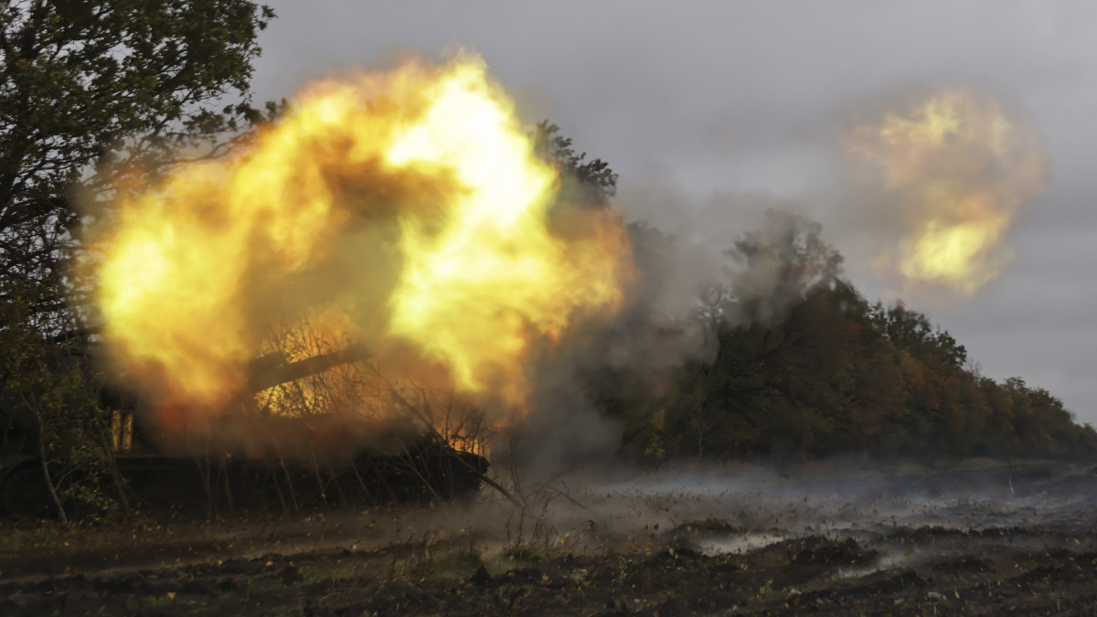 Ukrán önjáró tüzérségi jármű tüzet nyit a donyecki régióban lévő Bahmut település közelében húzódó frontvonalon 2022. október 24-én. Az ukrán hadsereg ellentámadásokkal szorította ki az orosz csapatokat az ország keleti és északkeleti megszállt területeiről.